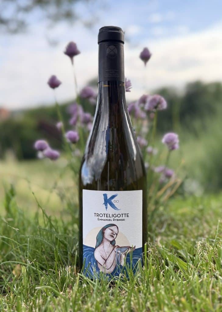 La cuvée K-DO et son étiquette évocatrice de la biodynamie, chère au vigneron. Un lien entre la régénération, la création et la vie, à l'image du pouvoir de la femme et de celui de l'eau.