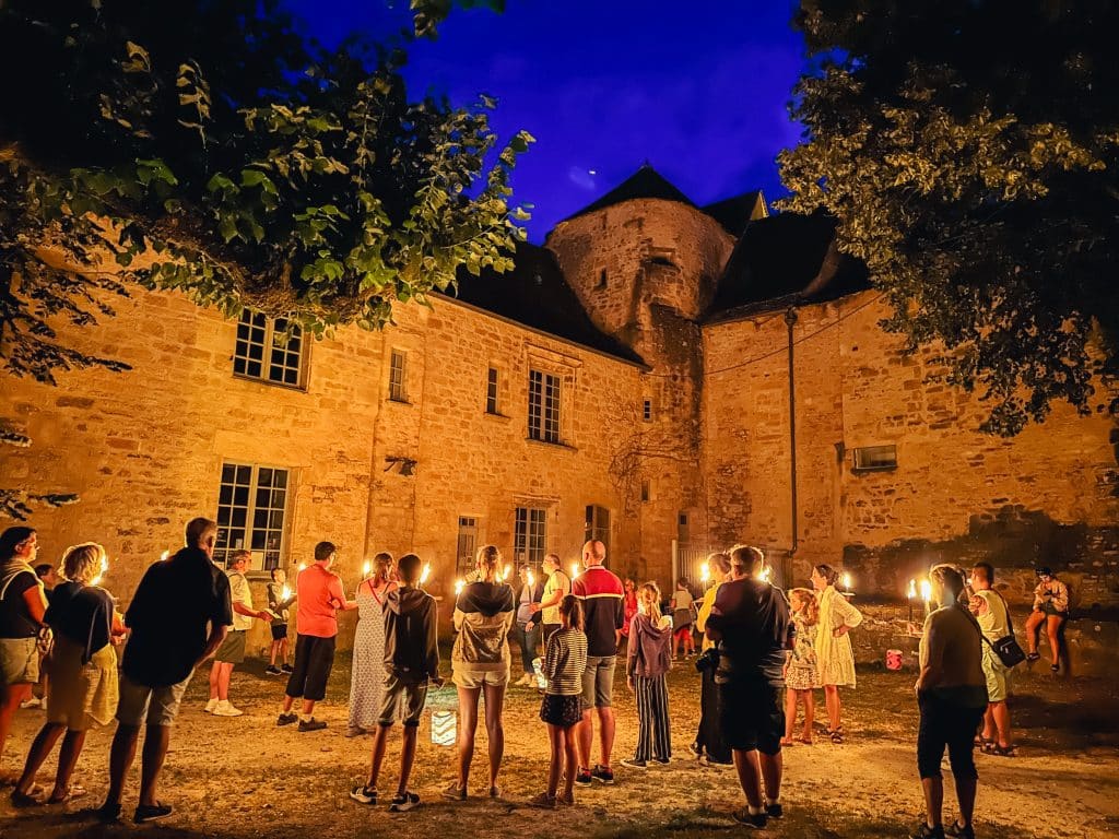 Gourdon à la lueur des flambeaux et des lampions : une visite guidée nocturne au cœur de la cité médiévale